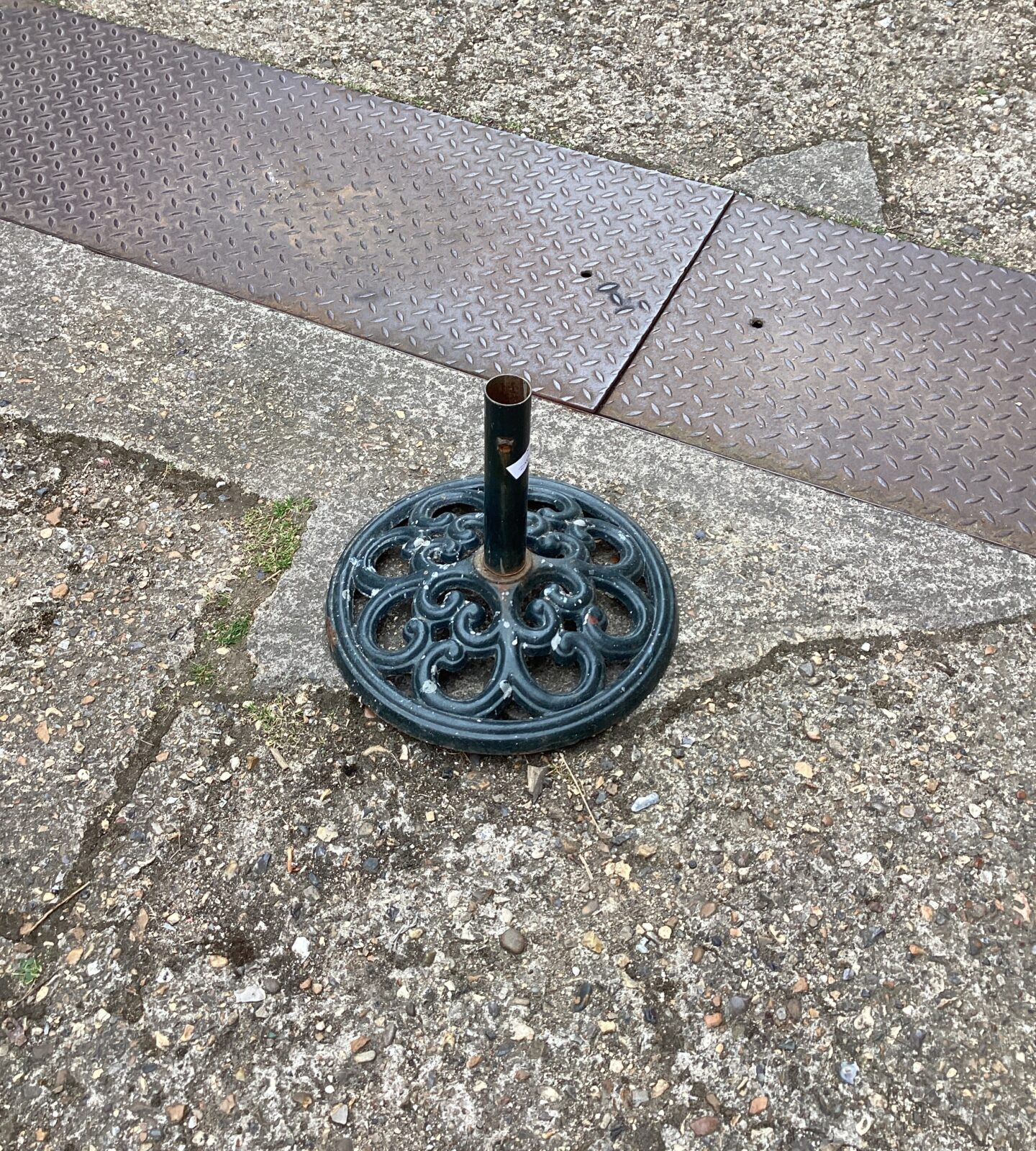Metal patio parasol base