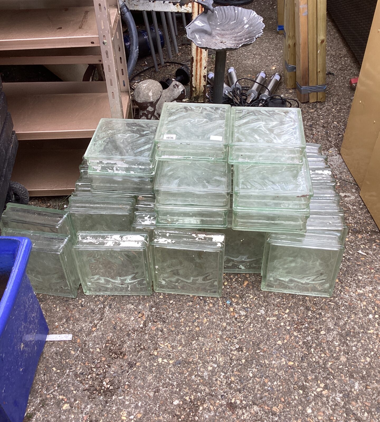 Quantity of glass bricks