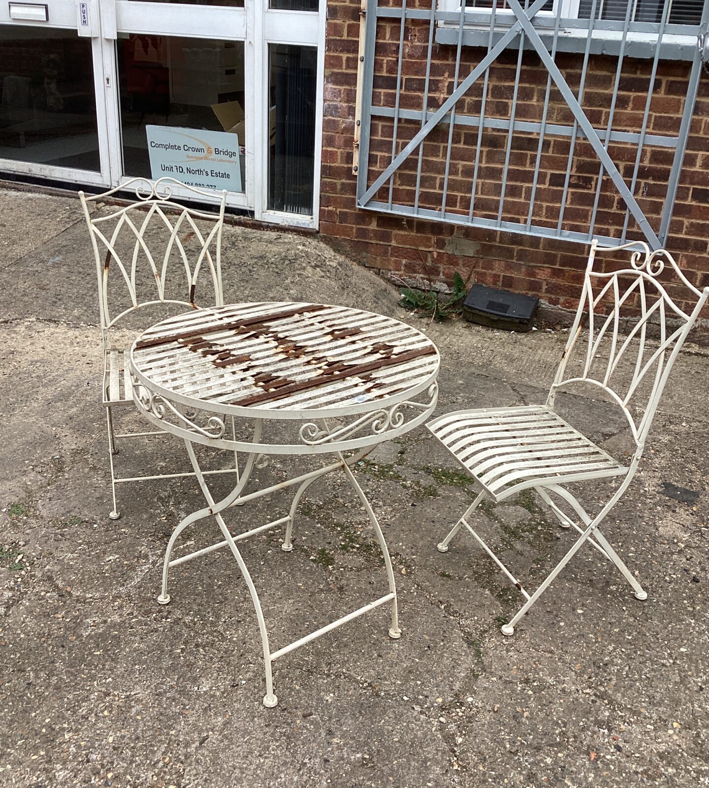 Metal garden table and two chairs - Image 2
