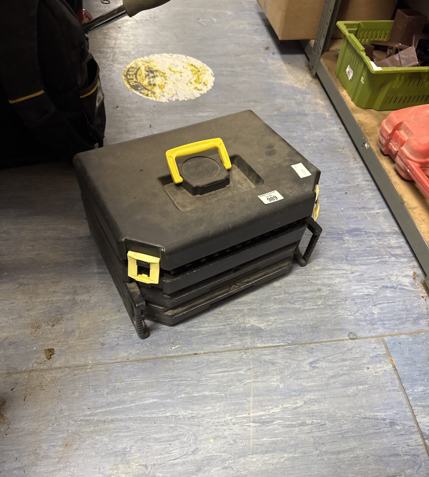 Step style toolbox with contents