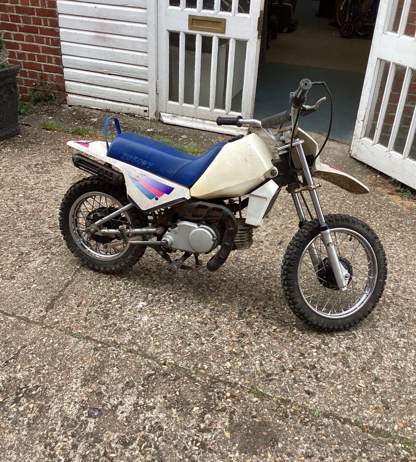 Childs motocross Motor Bike works when bump started - Image 2
