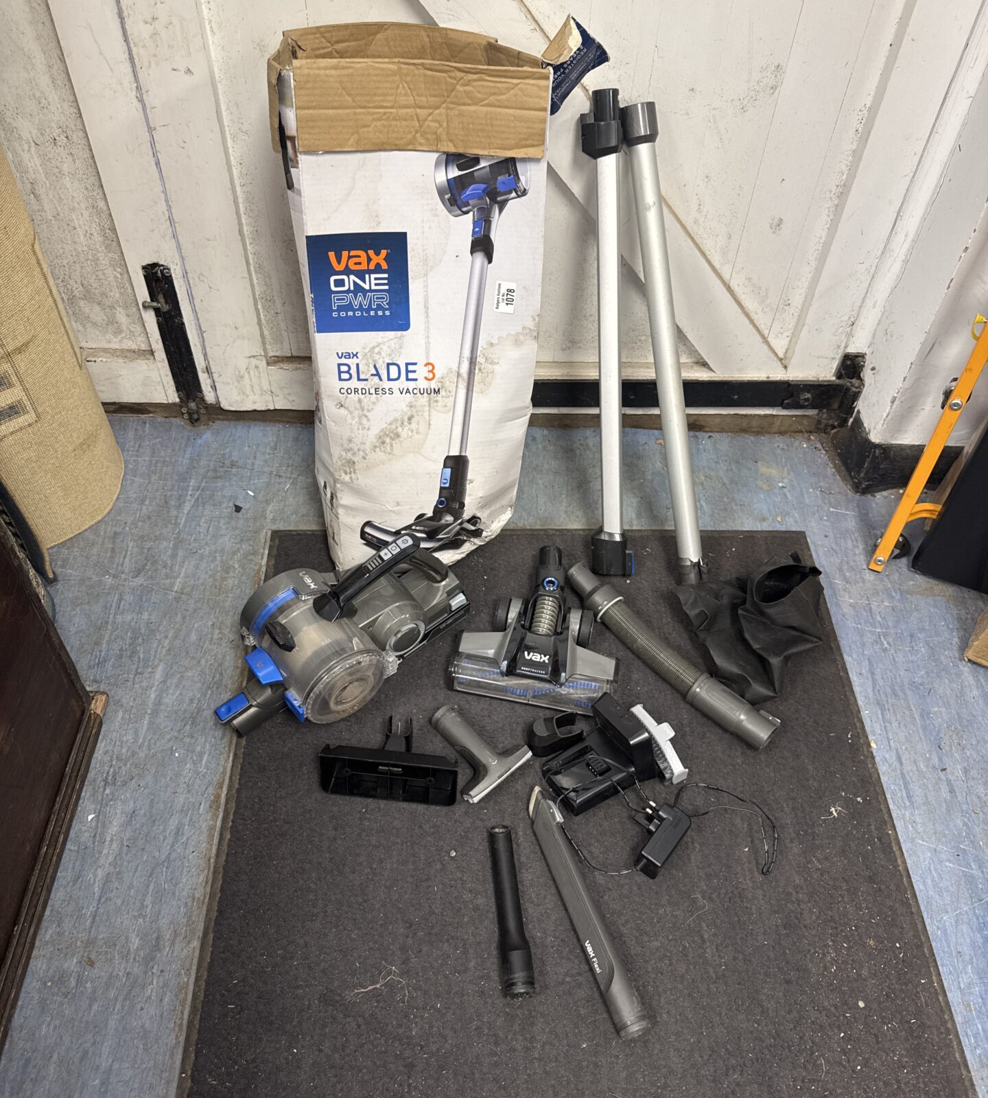 Vax onepwr cordless hoover - powers on