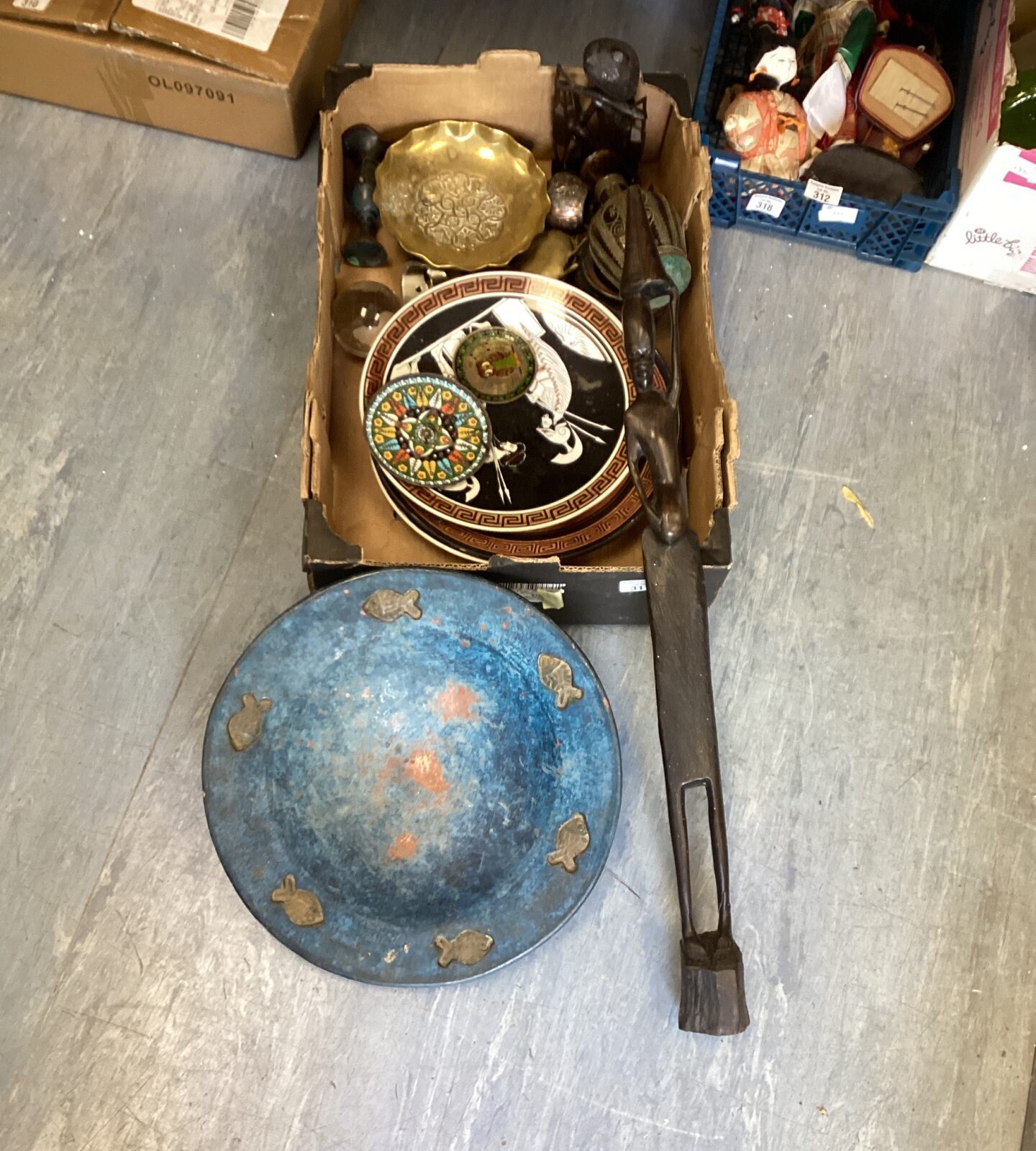 Box of mixed items inc brassware