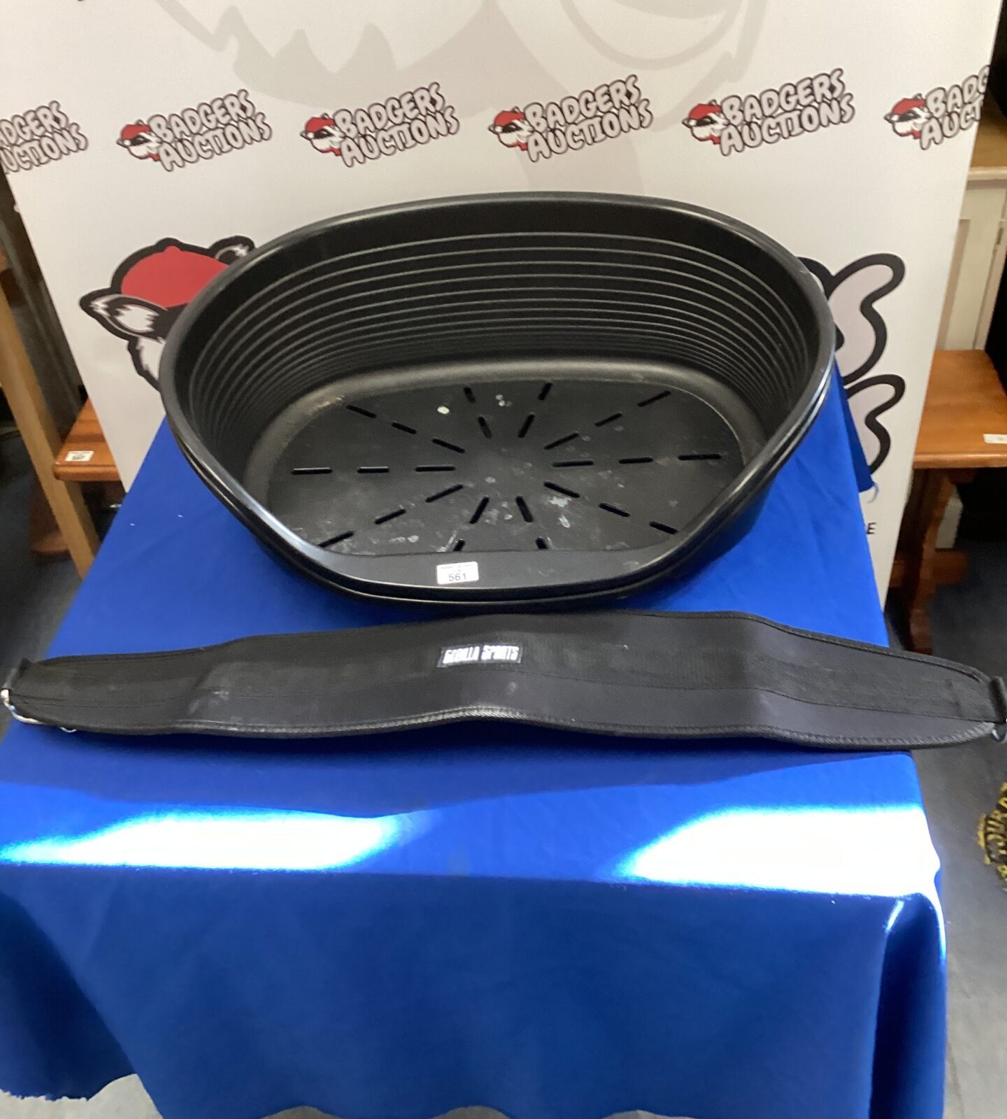 Two dog beds & gorilla sport belt