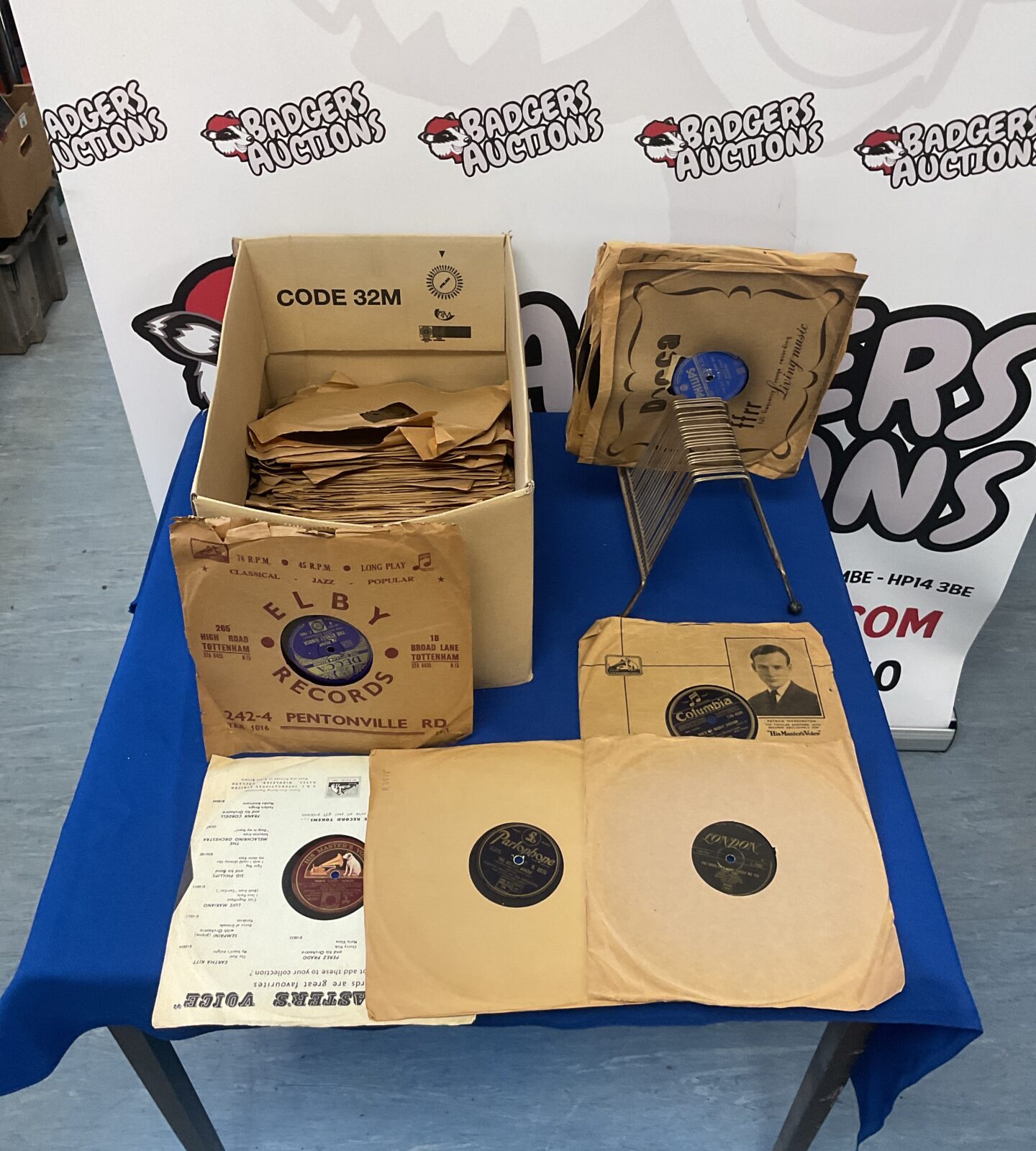 Box of gramophone records & record rack