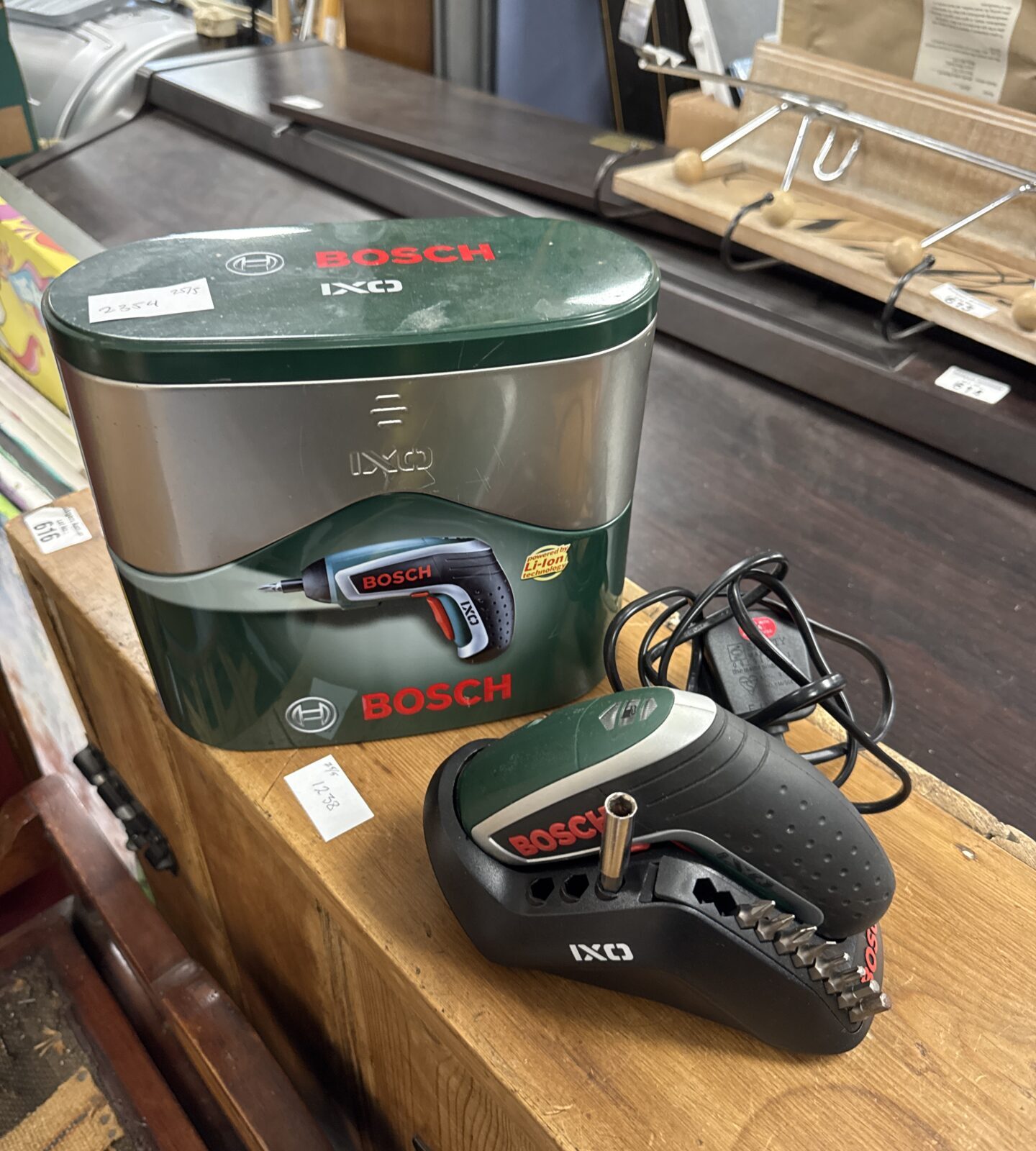 Bosch ixo cordless screwdriver with charger - working