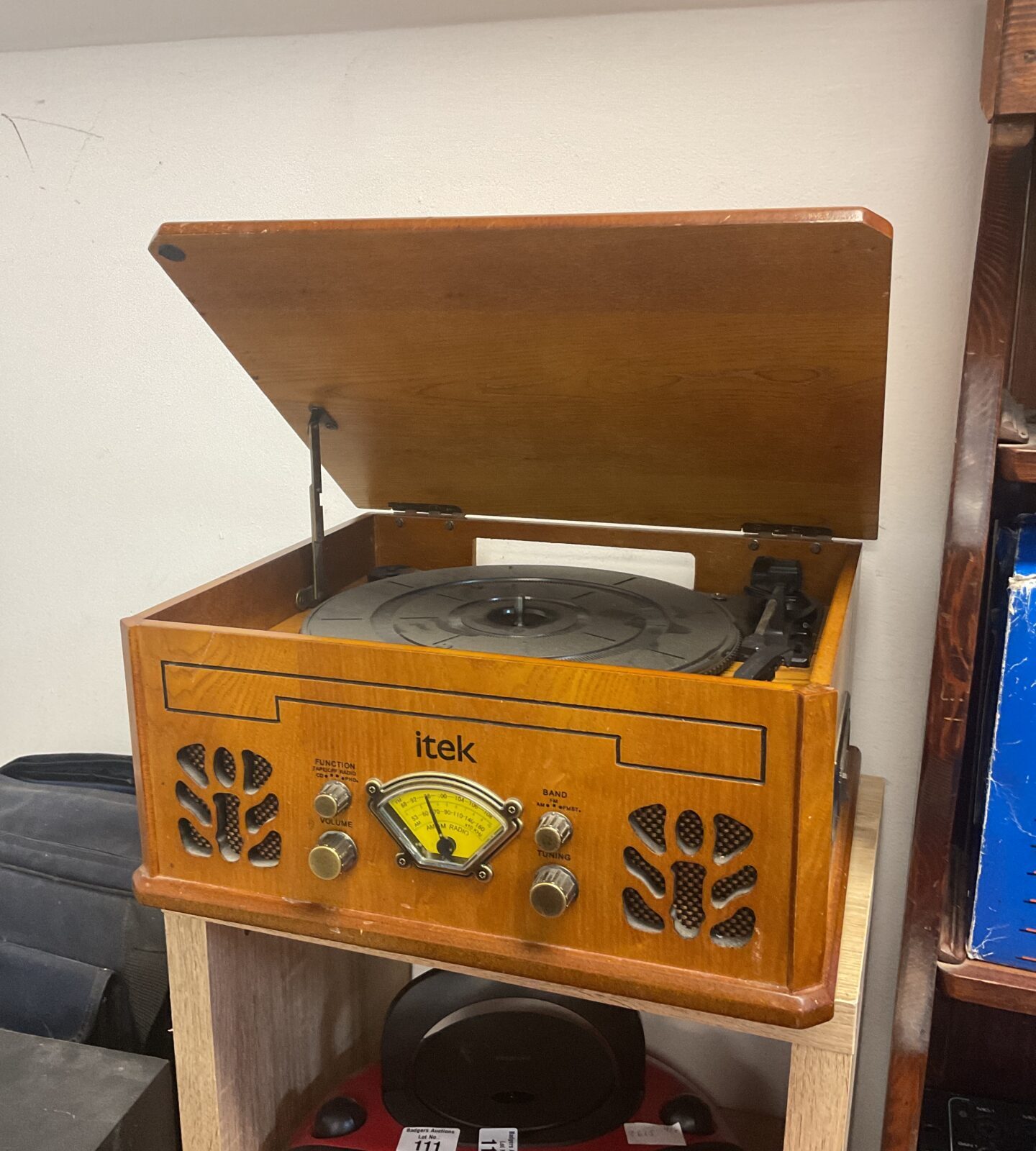 Itek retro style cassette radio turntable system