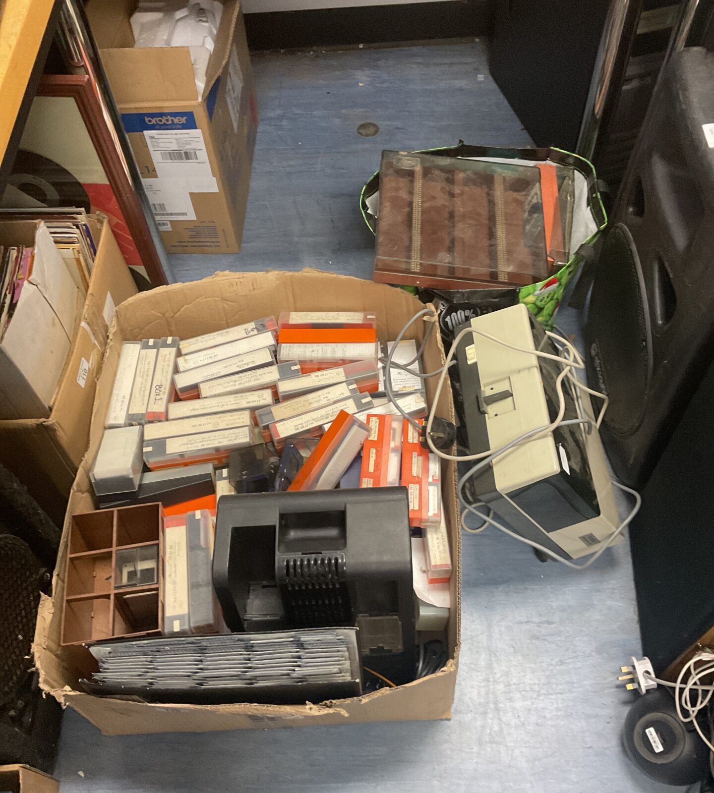 Large collection of 35mm slides & projectors