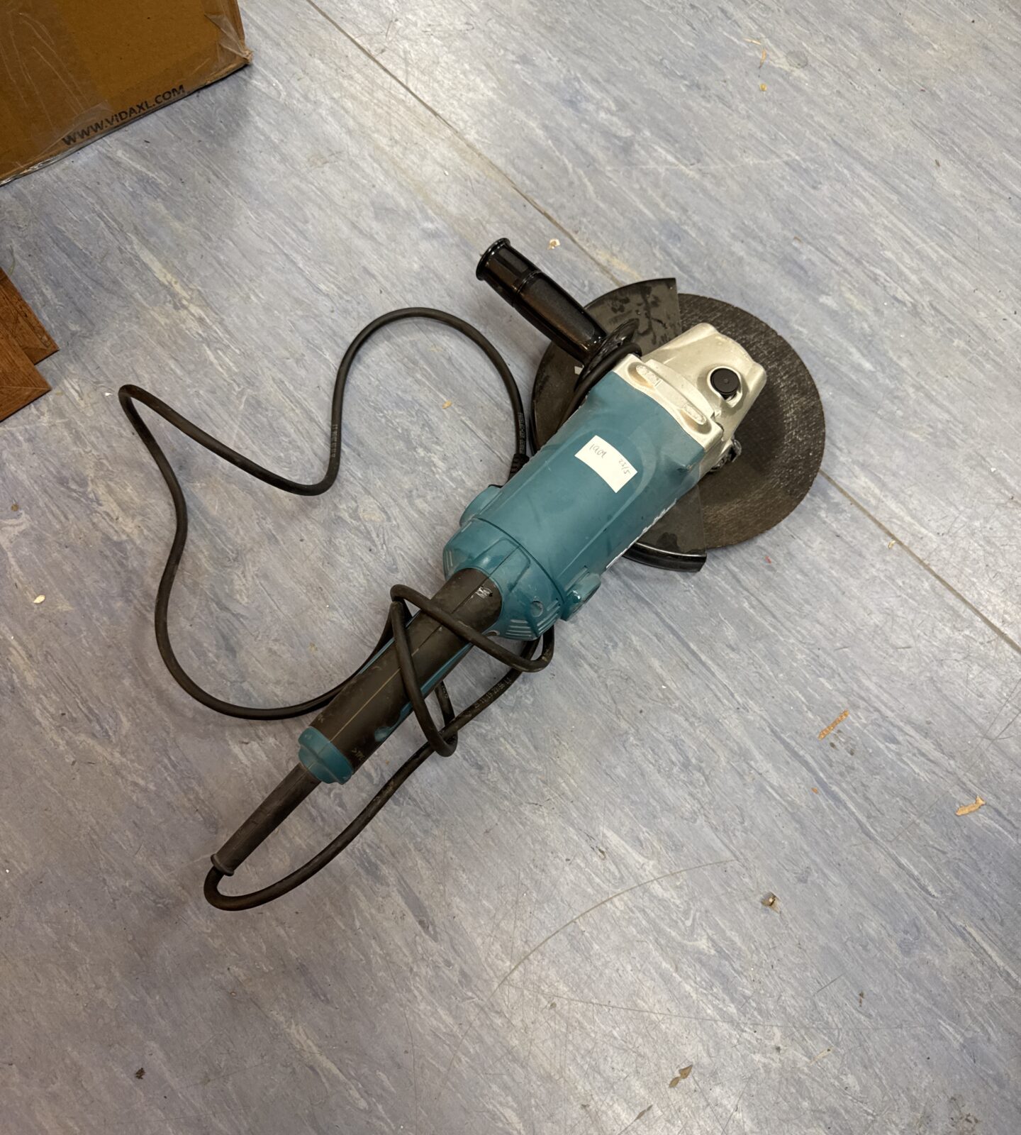Makita GA9050 angle grinder - working