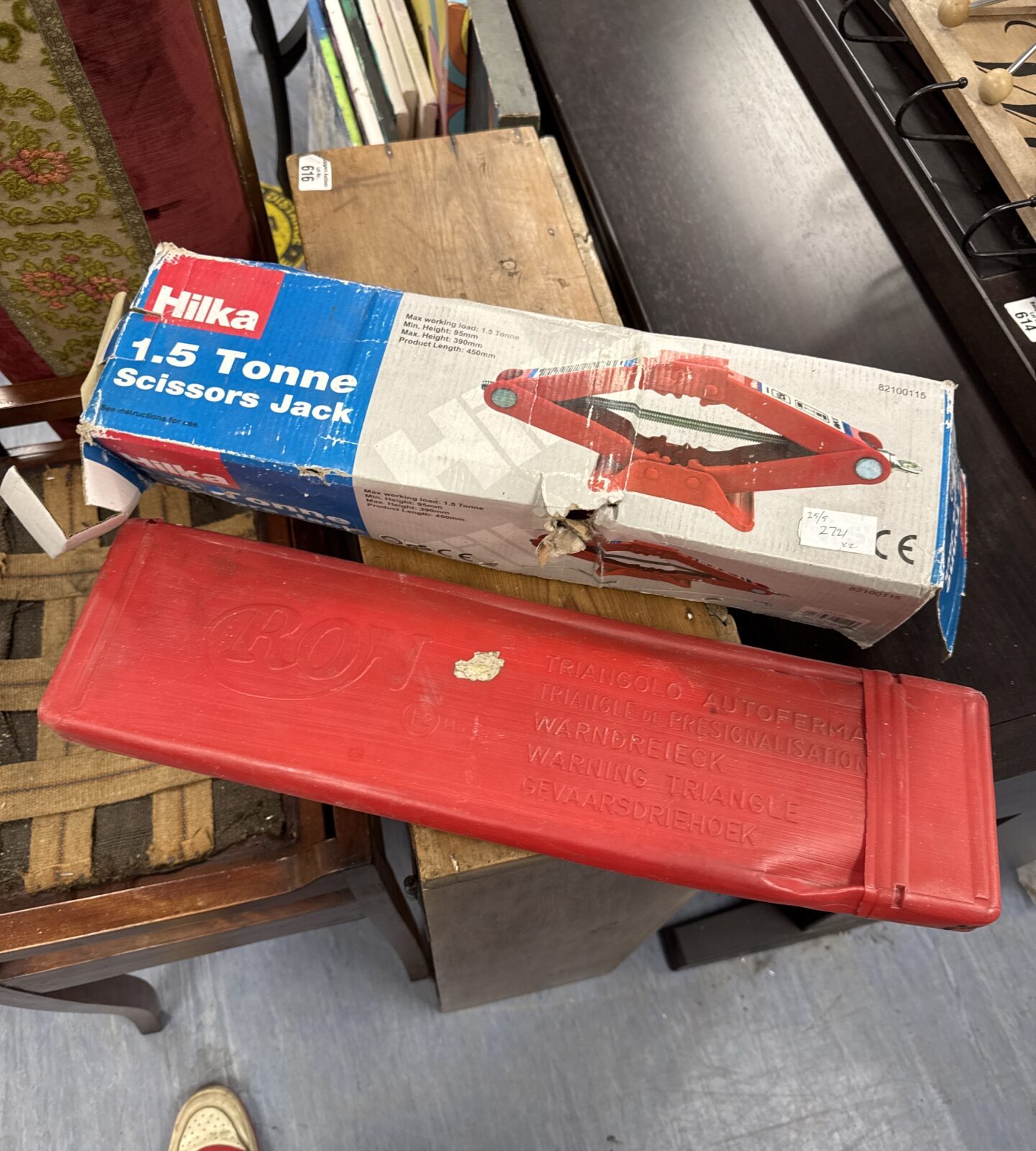 Hilka 1.5t scissor jack with a warning triangle