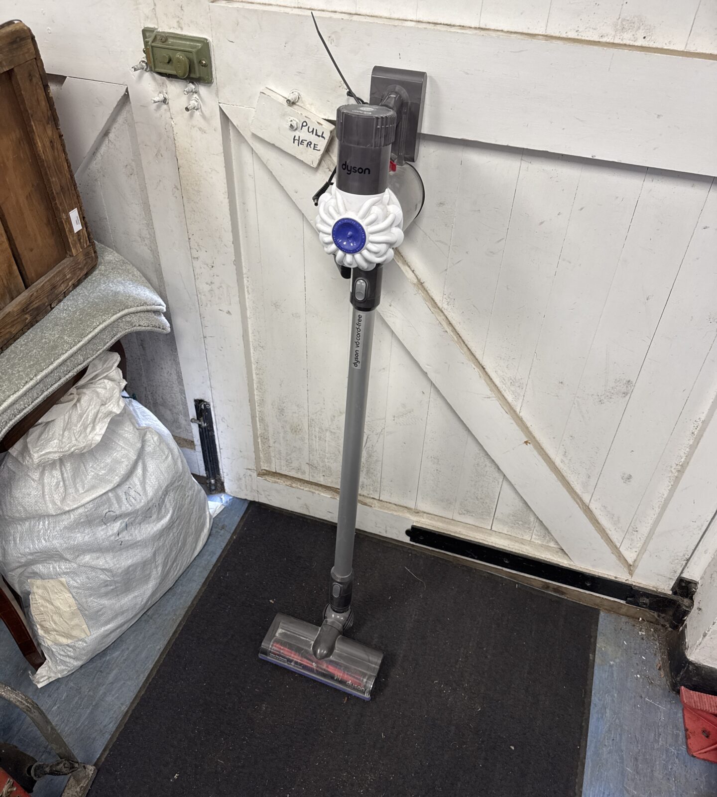 Dyson v6 cordless hoover with charger - untested, low battery
