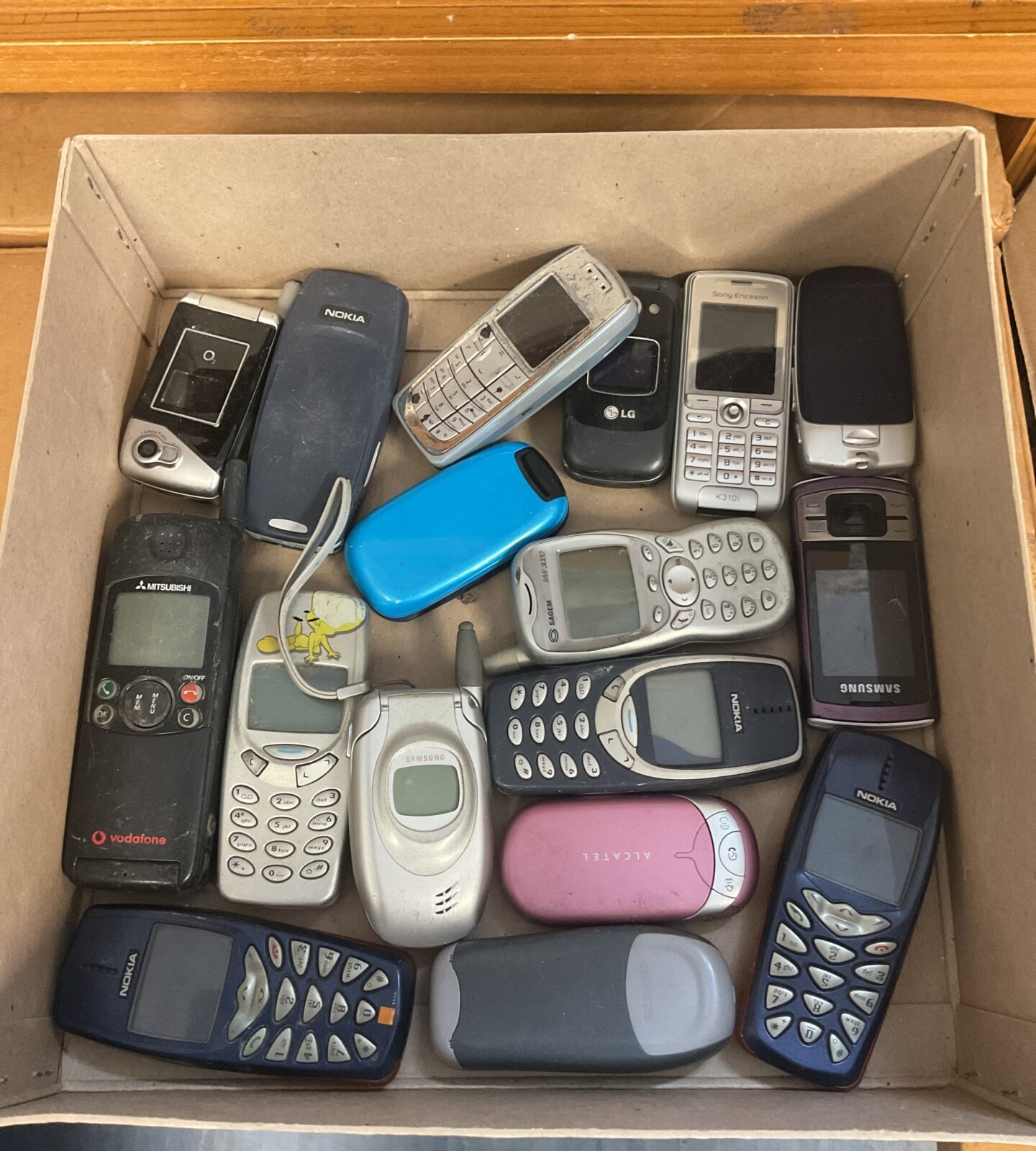 Box of mobile phones inc nokia & samsung