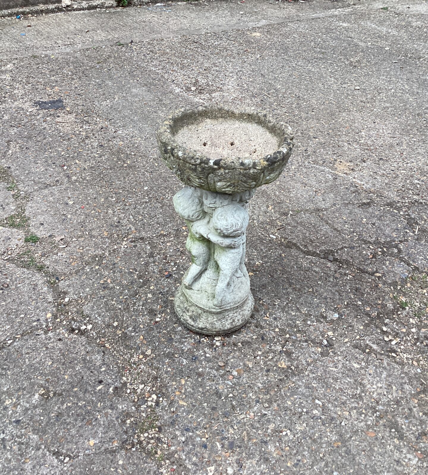 Stoneeffect bird bath
