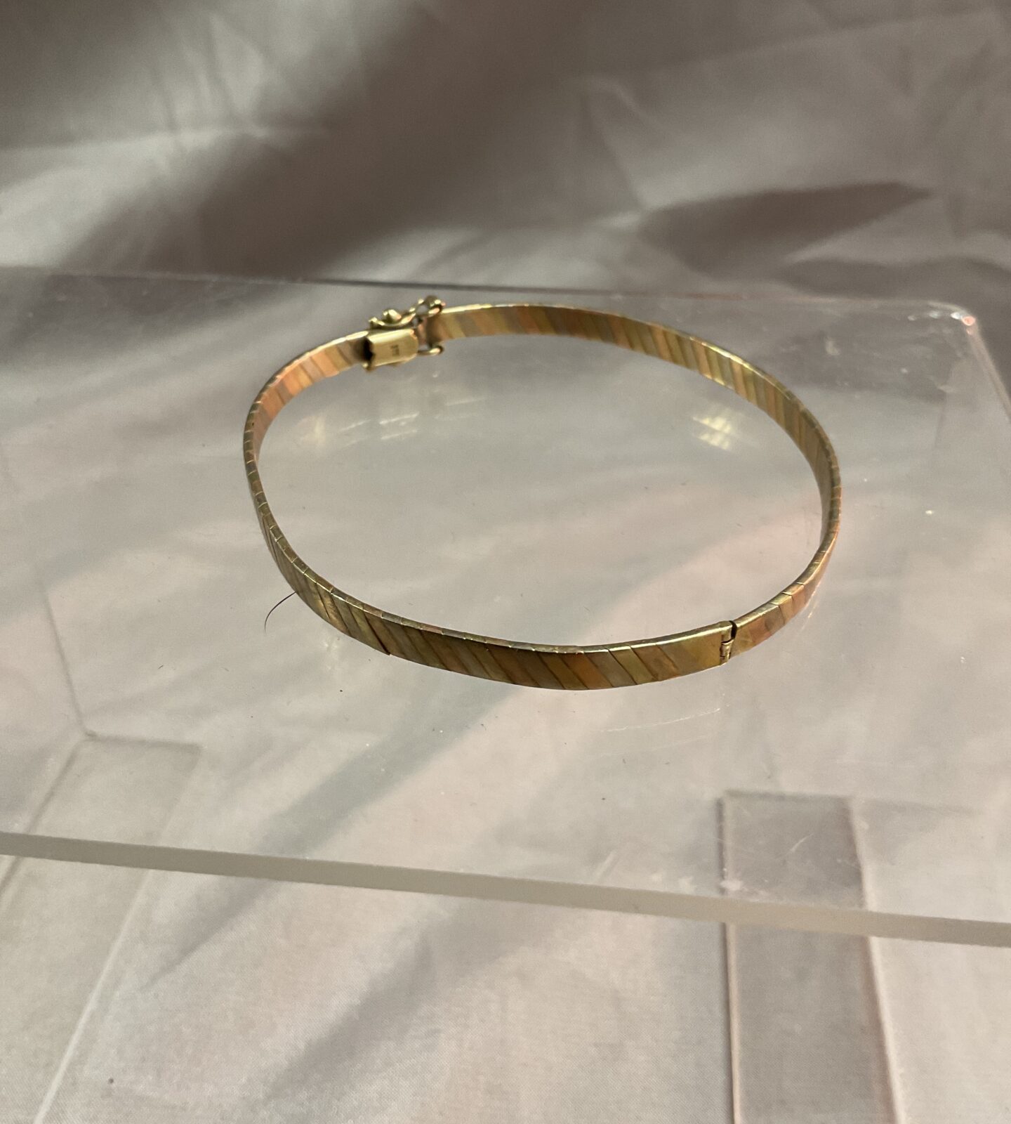 9ct three colour gold Hinged bracelet 9.54g