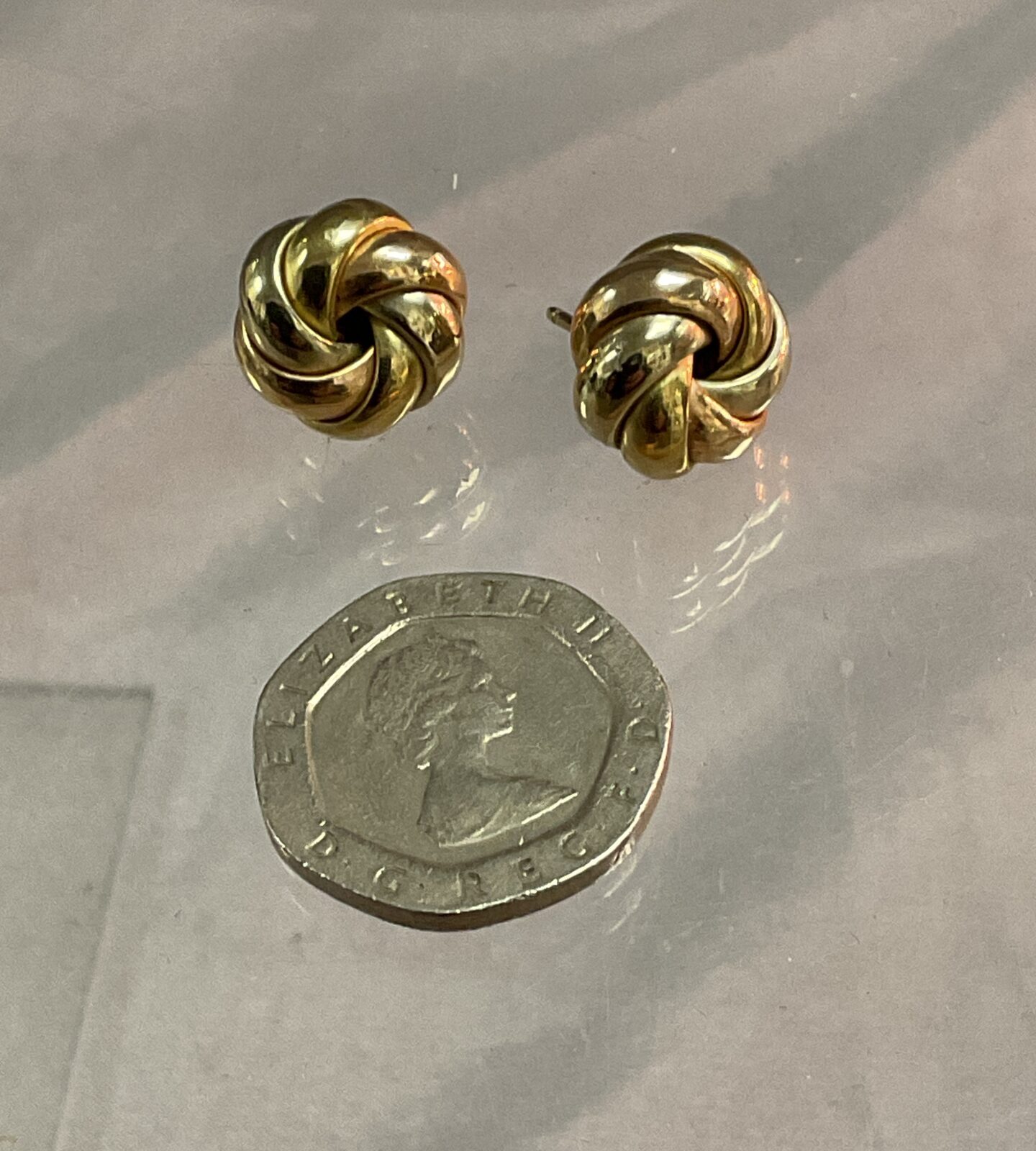 pair 9ct yellow gold earrings 2.13g