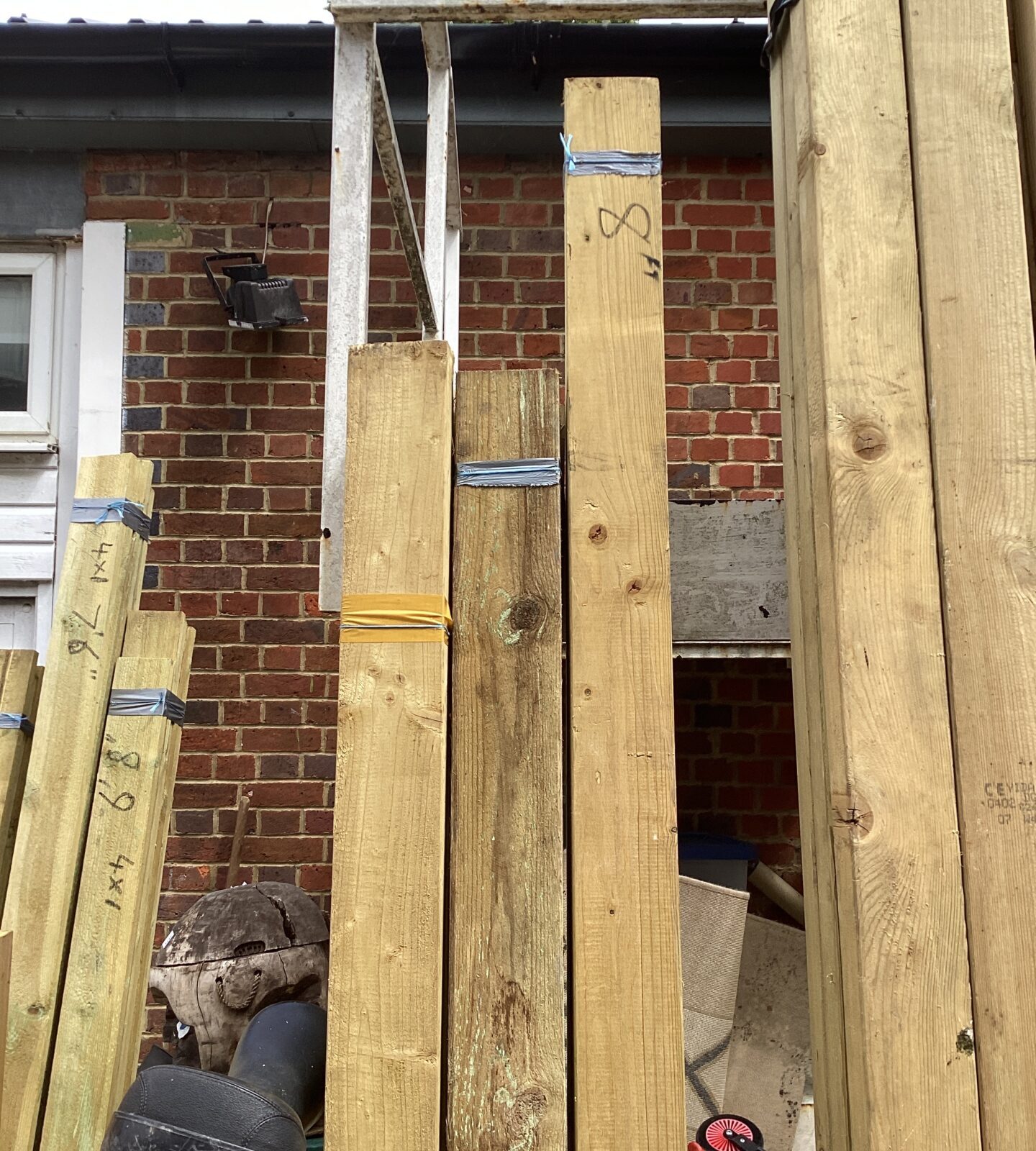 Three bundles of timber measuring 8’ & 7’