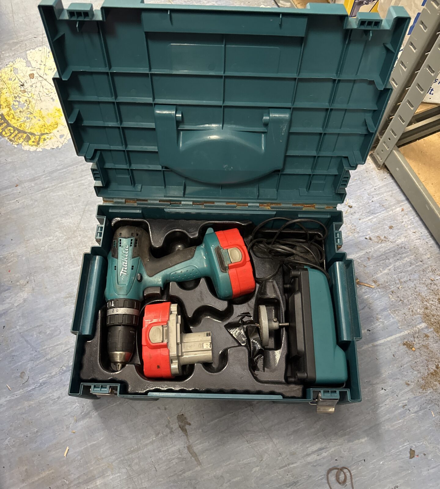 Makita cordless drill with batteries & charger - working