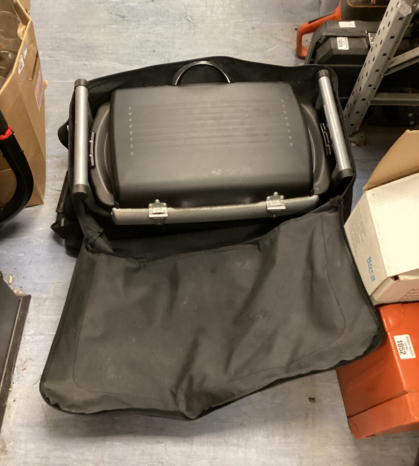 Portable gas powered barbecue