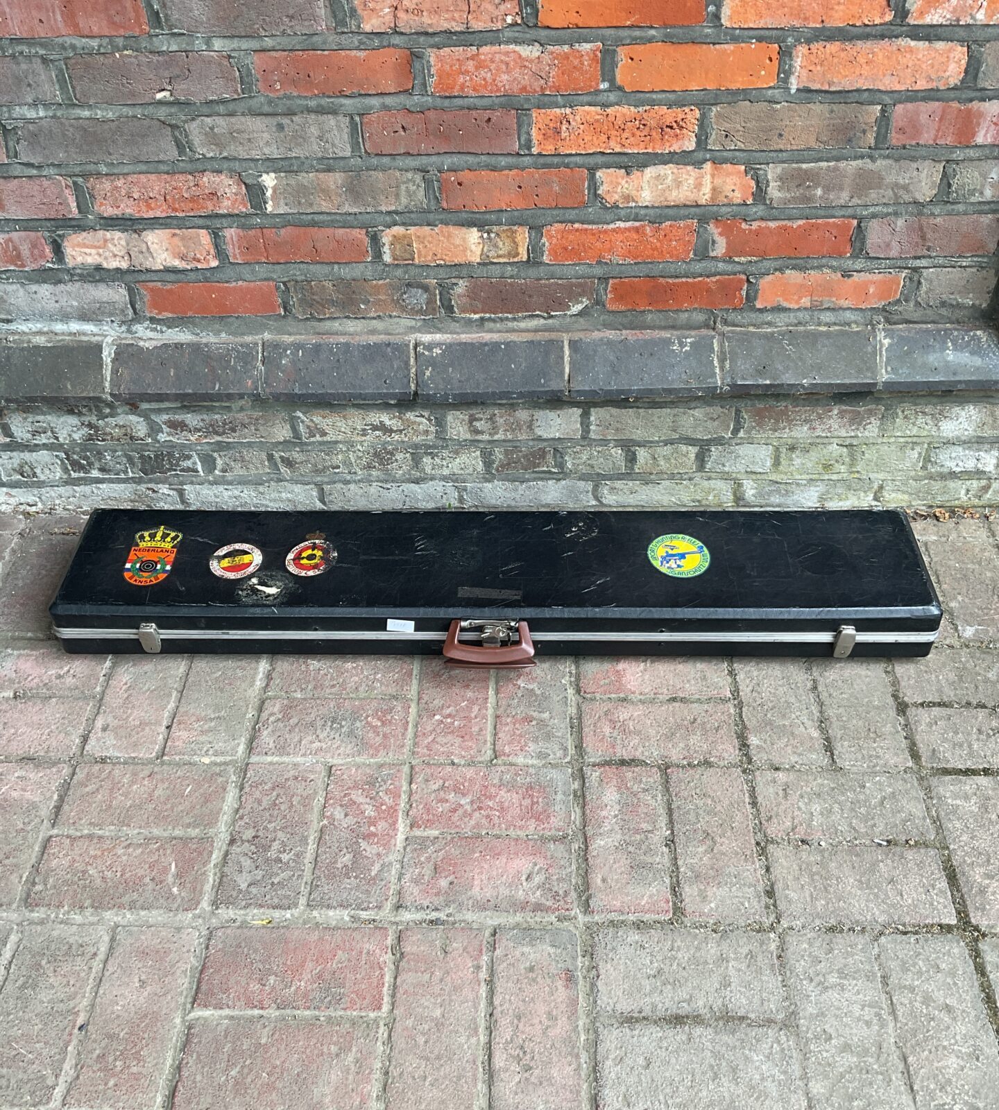 Vintage lockable gun case with keys