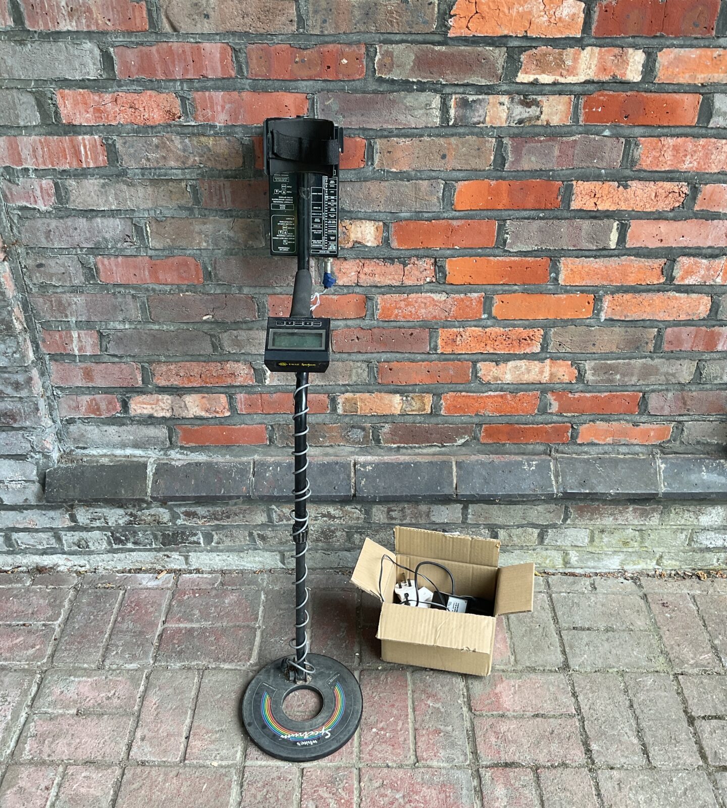 Whites eagle spectrum metal detector with 2 batteries & charger