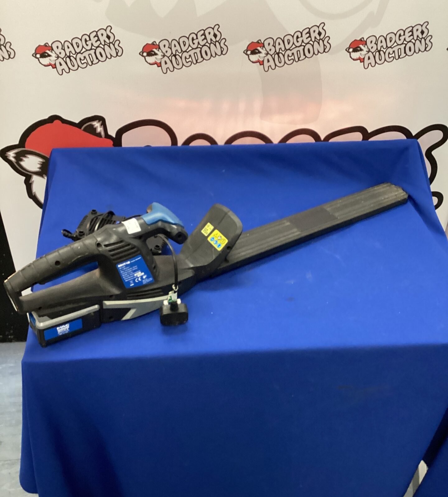 Mac Allister electric hedge trimmer working with charger