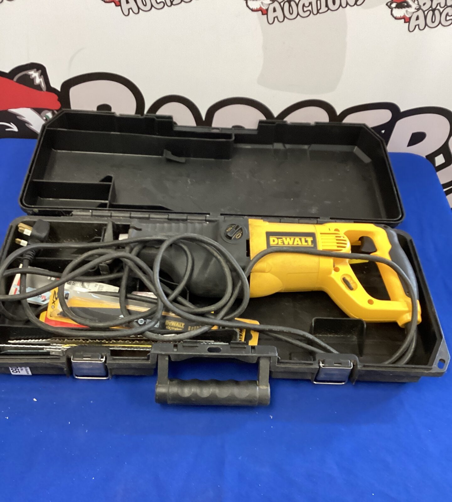 De Walt Recuperating Saw with caseb