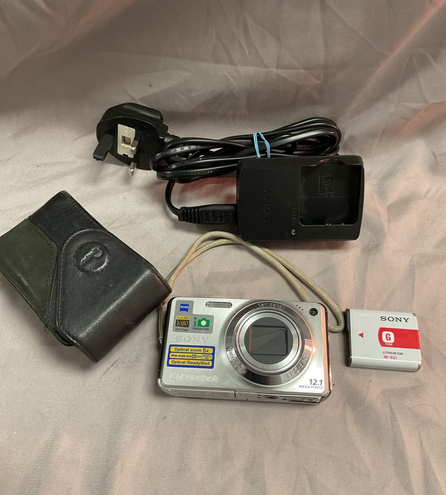 Sony cyber shot digital camera with case and charger untested