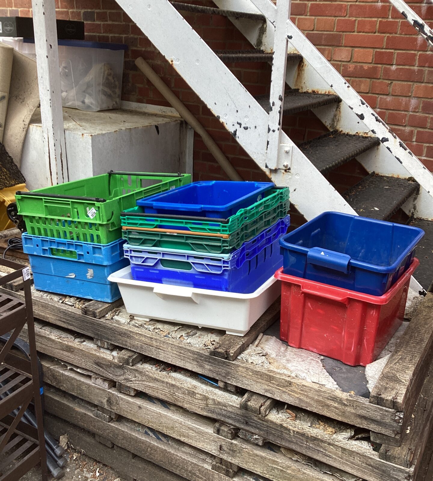 Quantity of storage crates