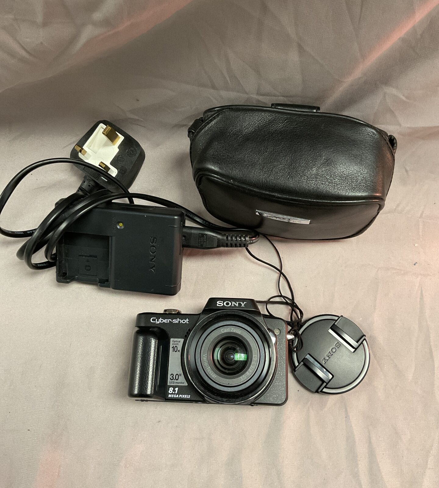Panasonic cyber shot digital camera with battery and charger tested working