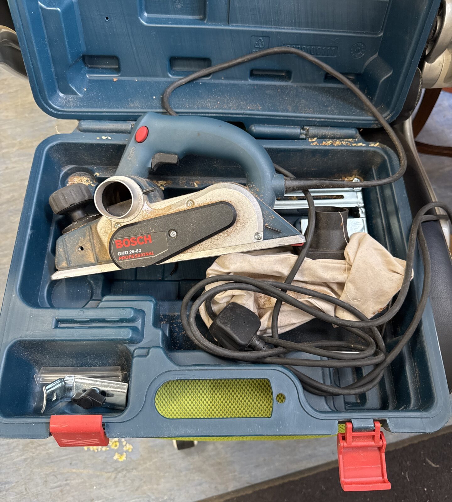 Bosch GHO 26-82 electric planer - working
