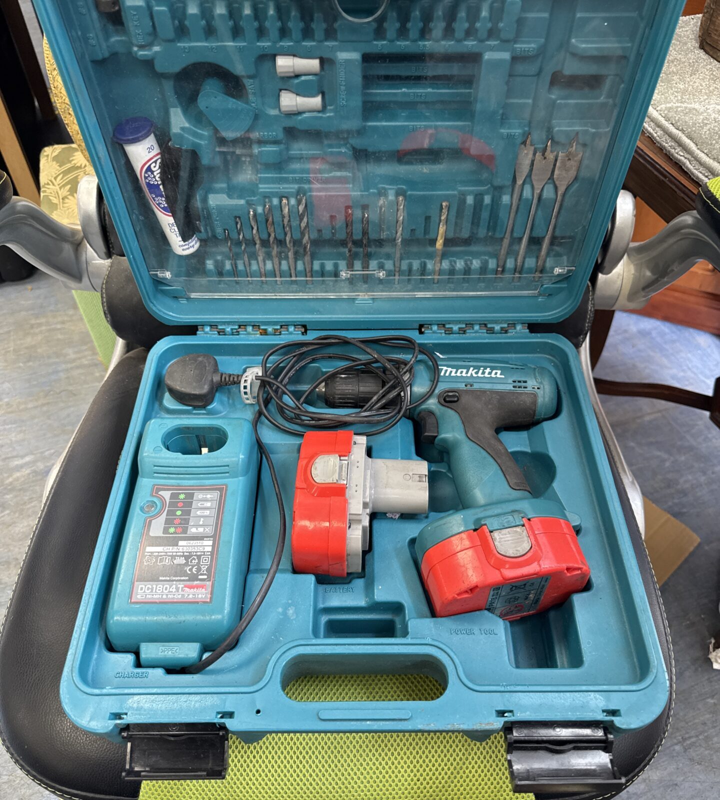 Makita cordless drill set with batteries & charger - working but battery low