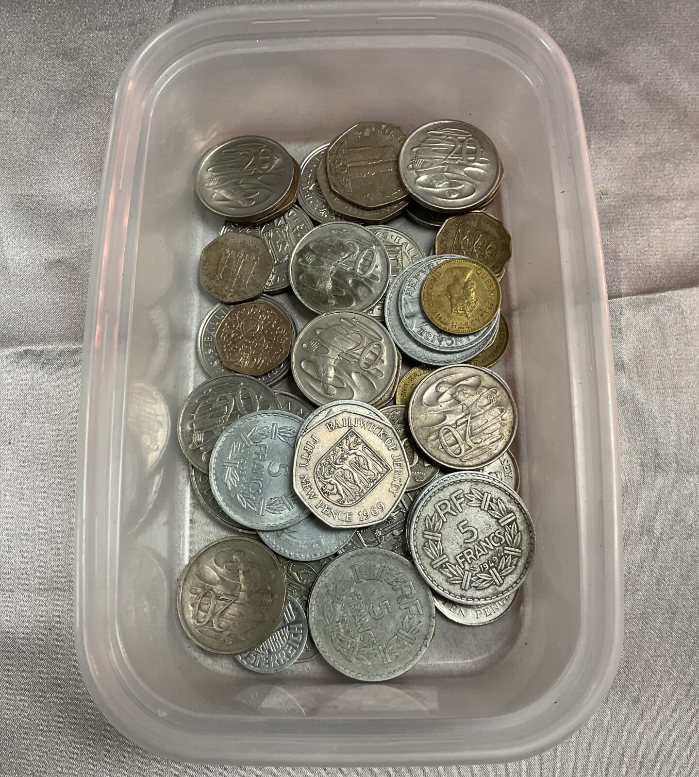 Tub of commonwealth and assorted coins