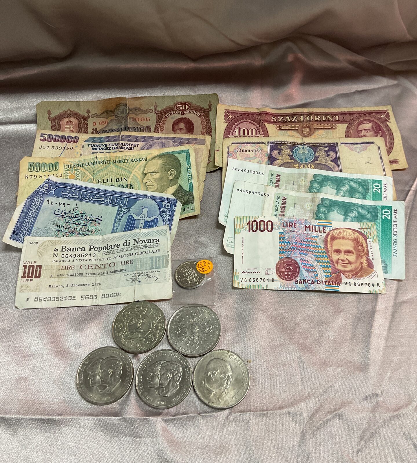 collection of commemorative crowns and banknotes and uncirc  shilling