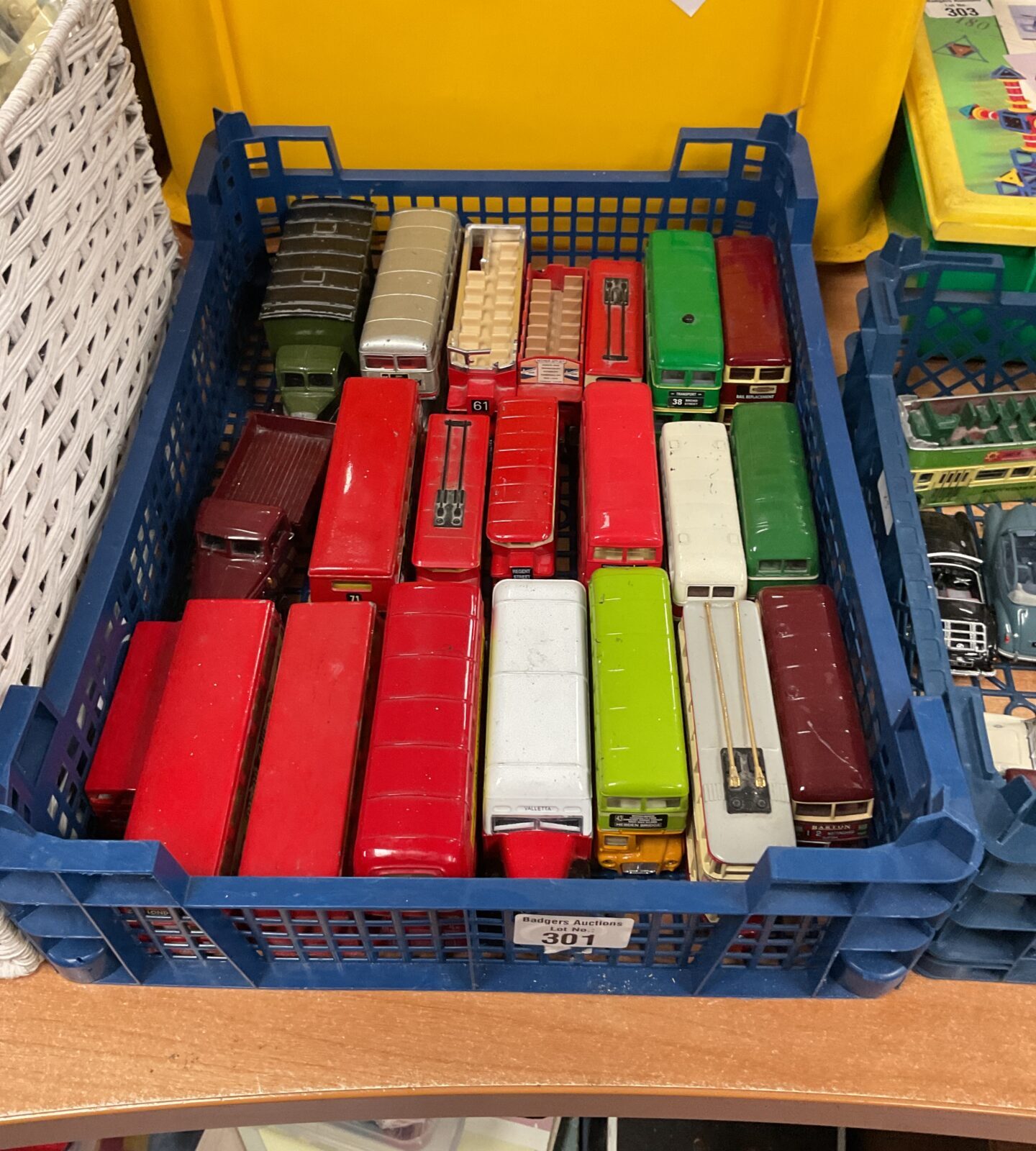 Tray of diecast busses and trucks inc corgi and matchbox