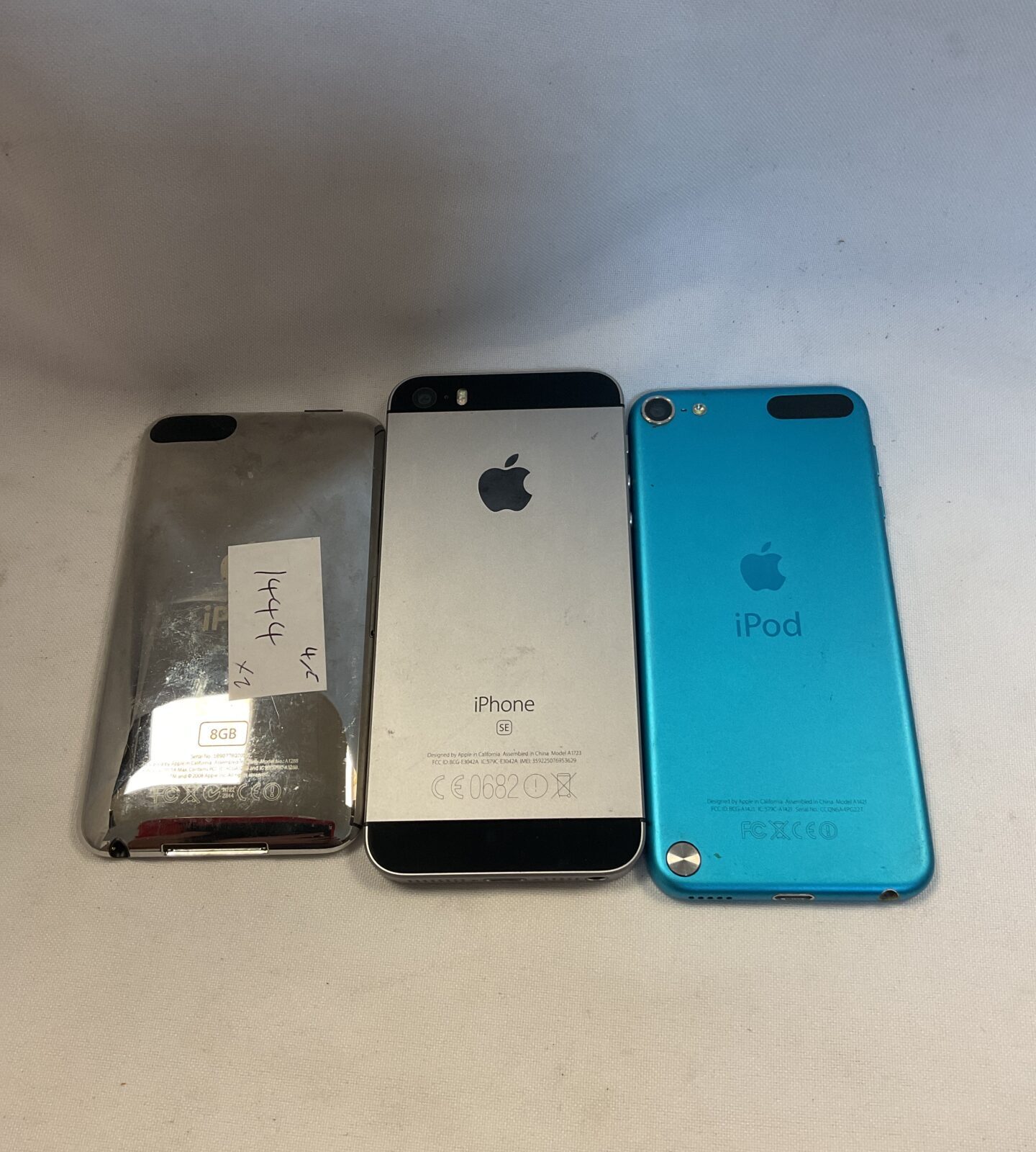 Apple iphone se & two apple ipods all working
