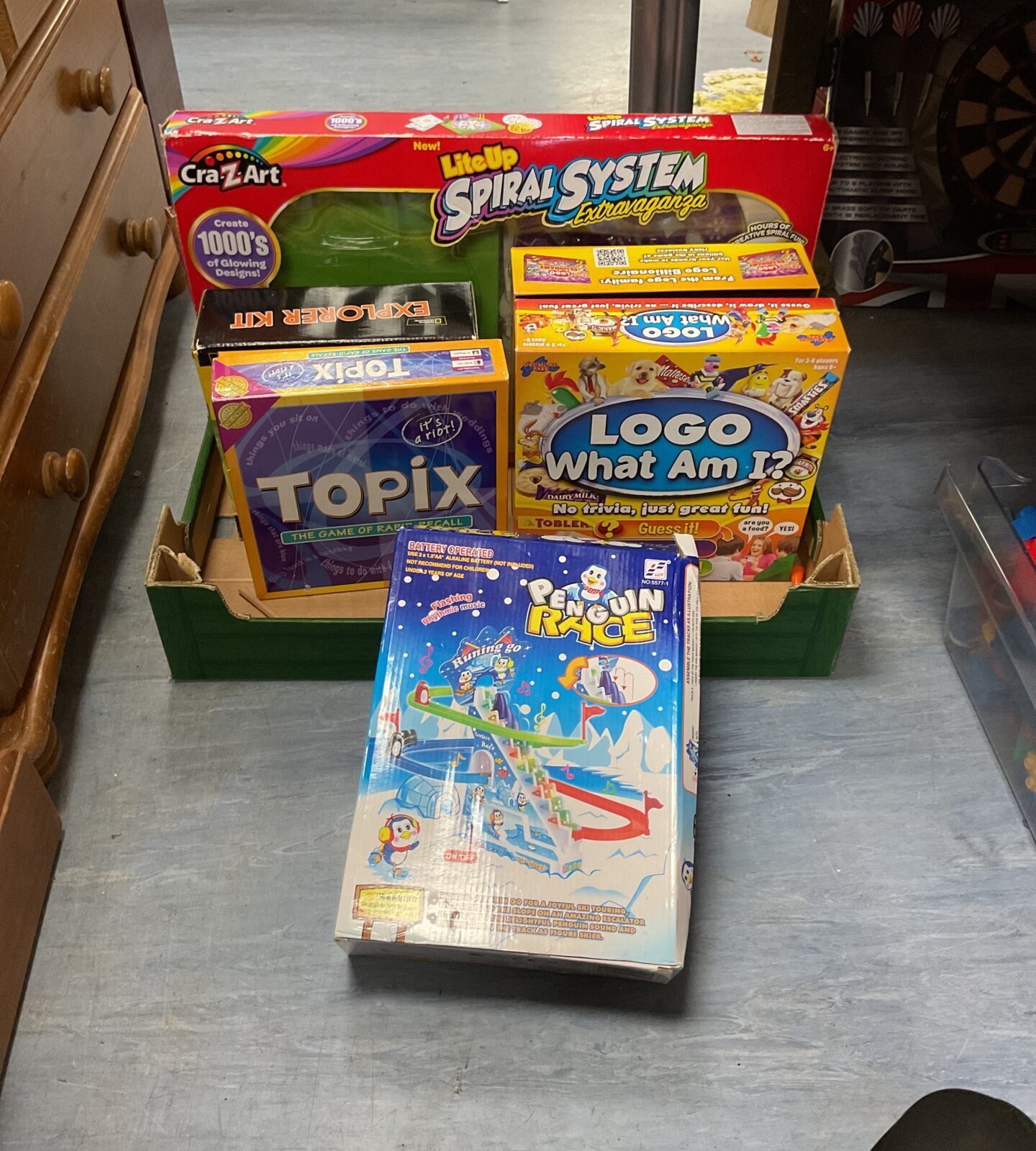 Tray of mixed biard games inc liteup spiral system and what logo am i
