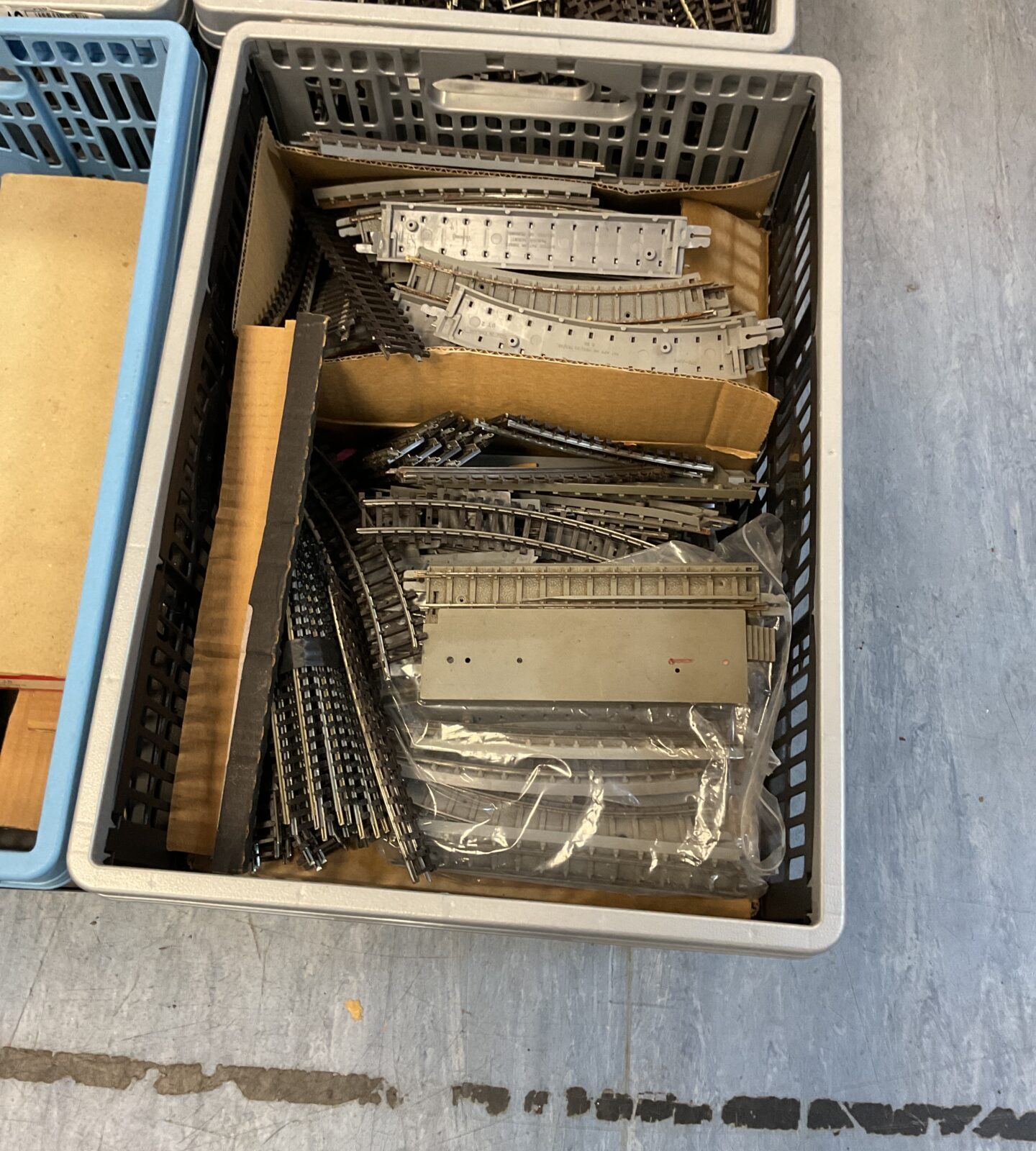 5 boxes of mixed vintage hornby trains, carriages, tracks parts and others - Image 3