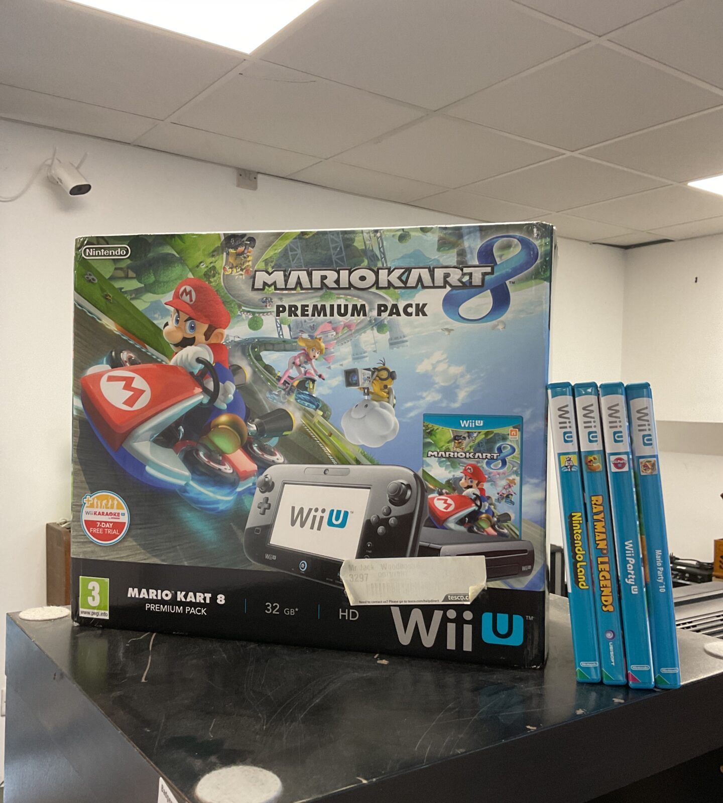 Boxed nintendo wii u mario kart 8 premium pack edition console and games. All complete and working