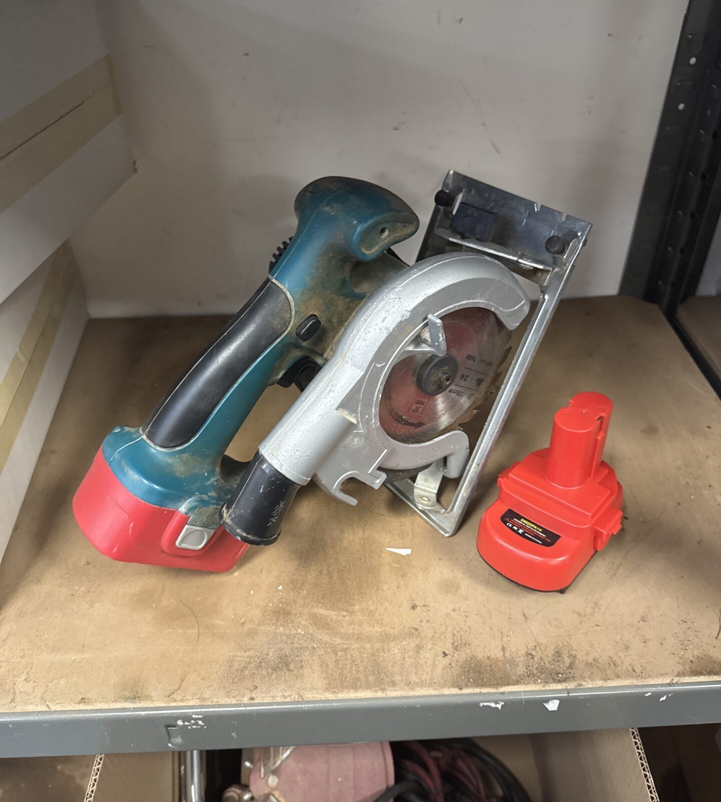 Makita cordless circular saw with unknown battery adapter - untested