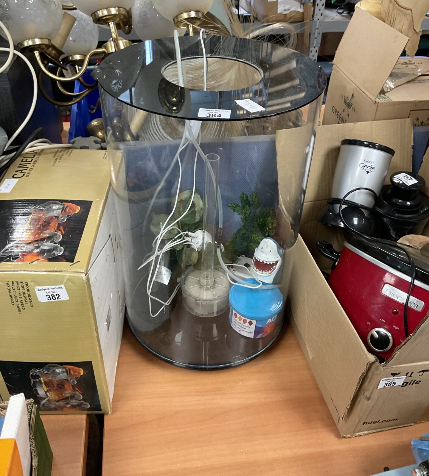 Circular fish tank with accessories and fish food