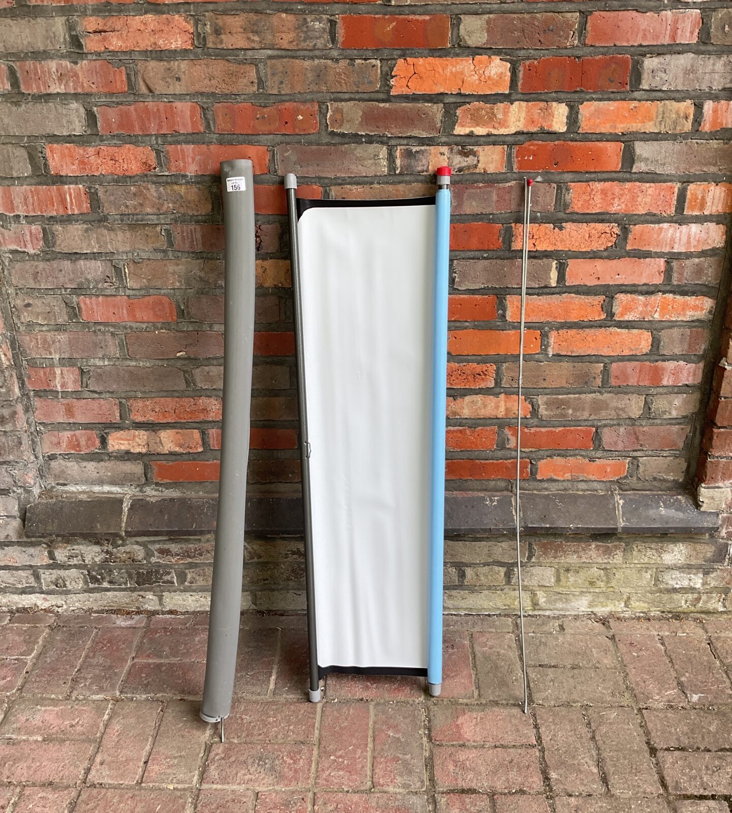 Fins folding projector screen
