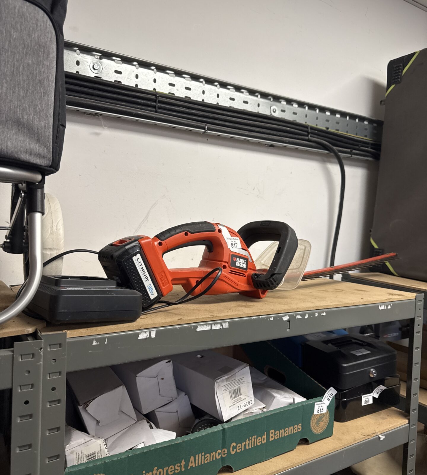 Black & decker cordless hedge cutter with charger - untested, flat battery