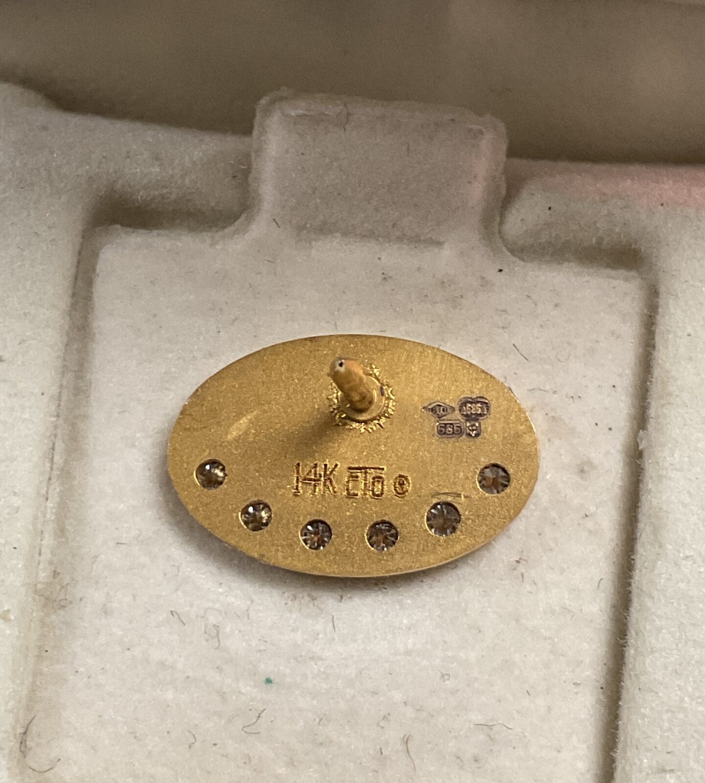 14ct Gold Tie stud set with diamonds Chevron Oils Logo 2.12g gross - Image 2