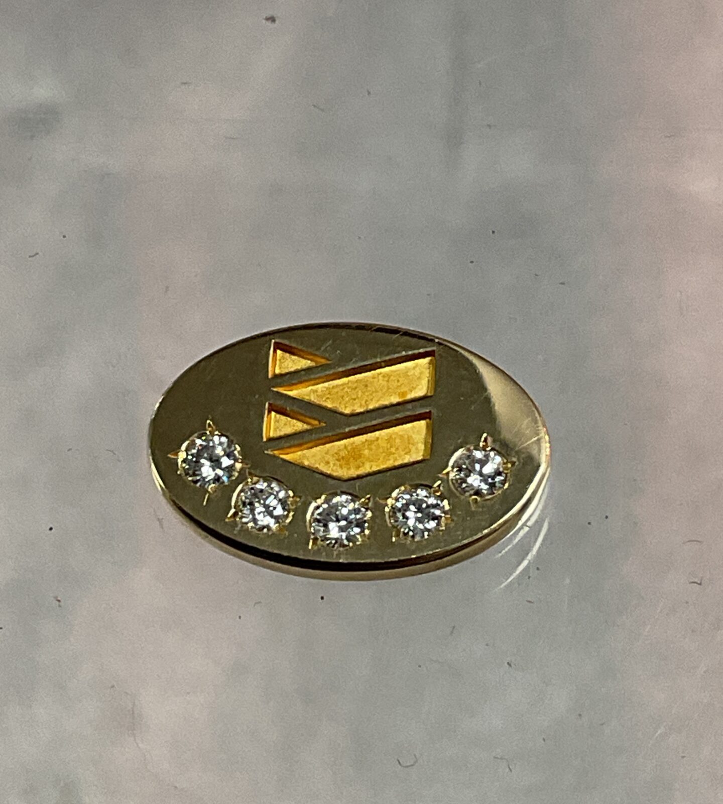 14ct Gold  with diamonds Chevron Oils Logo 2.1g gross