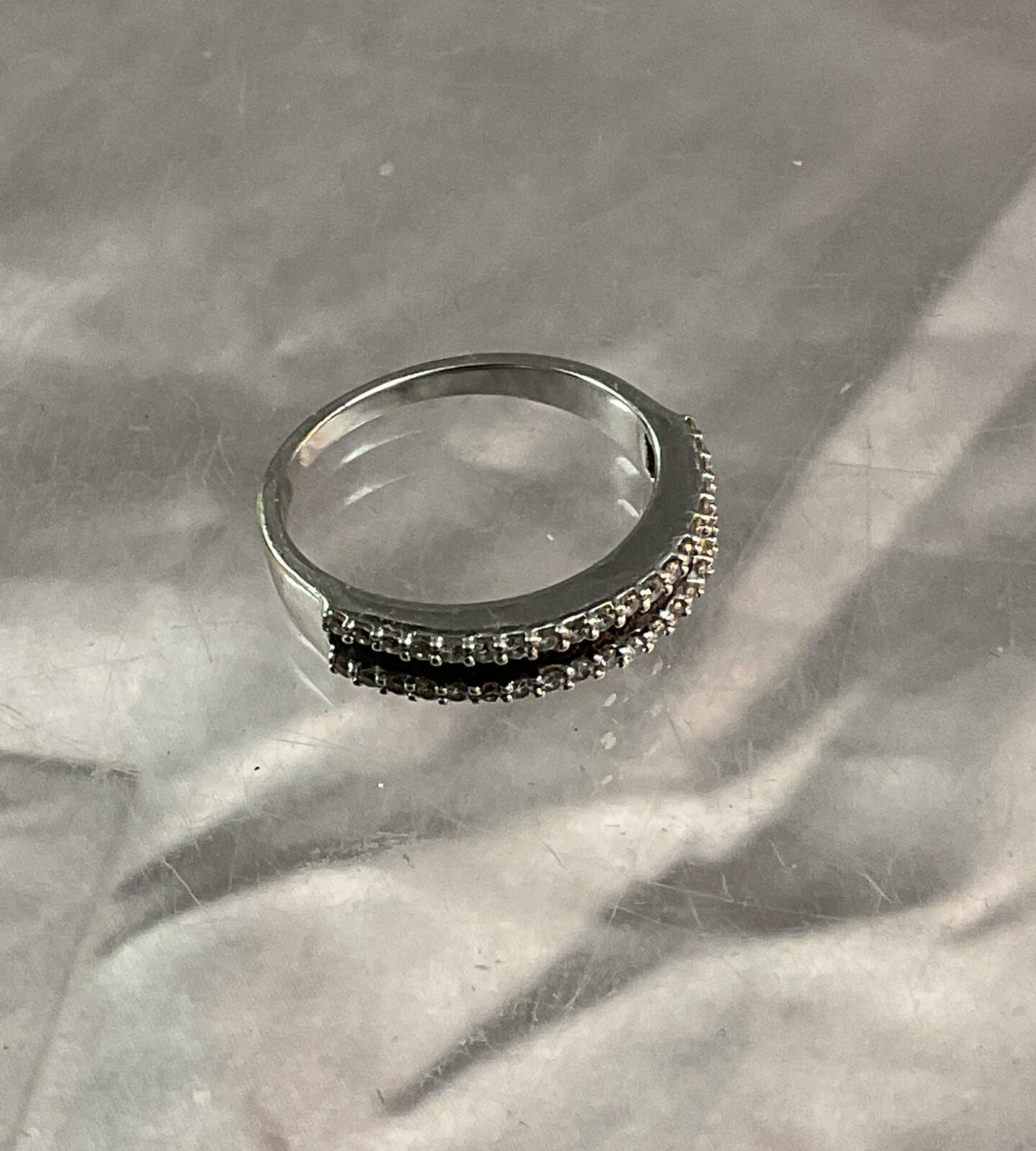 750 white Gold Diamond ring Size N 3.58g gross
