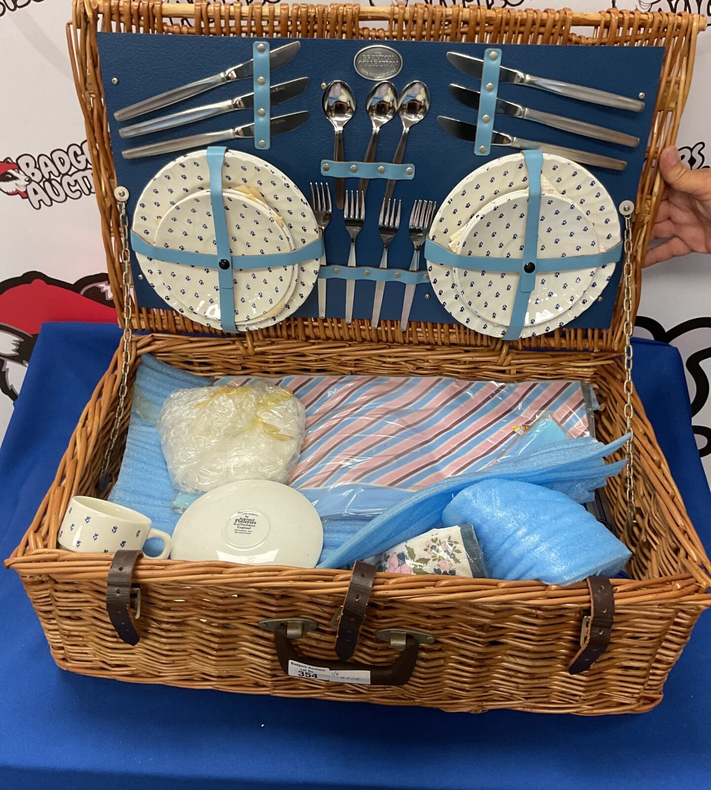 The brexton collection picnic basket with contents