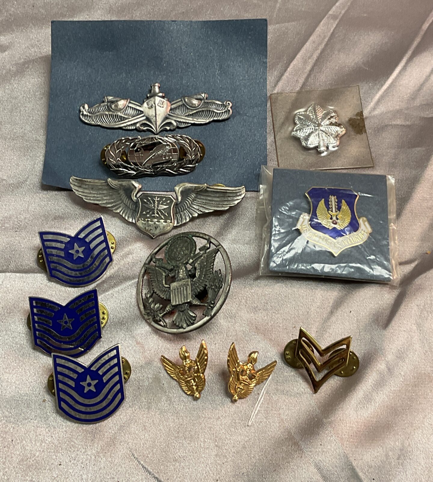 Tub of USAF cap  and other badges