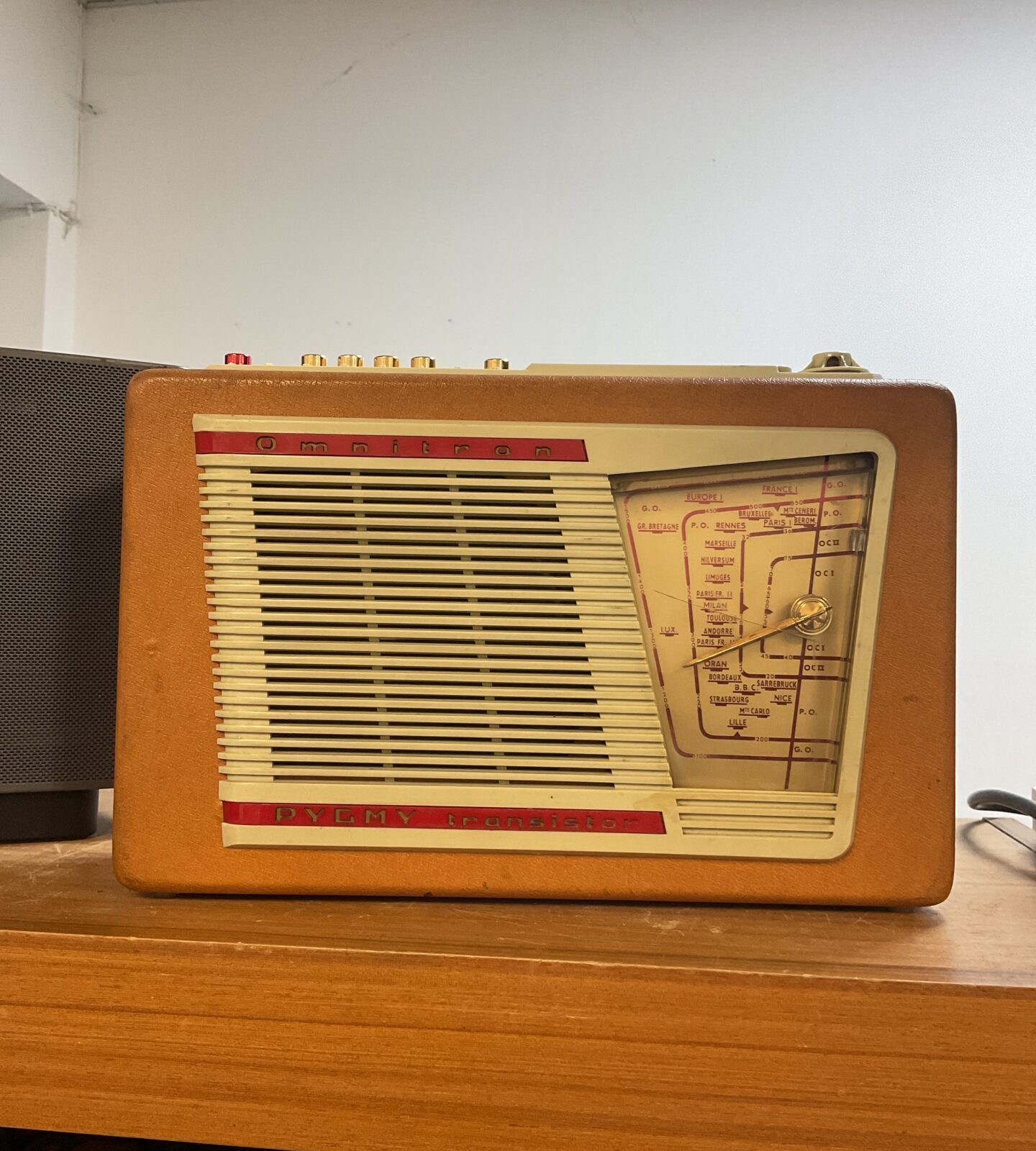 Omnitron pygmy transistor radio