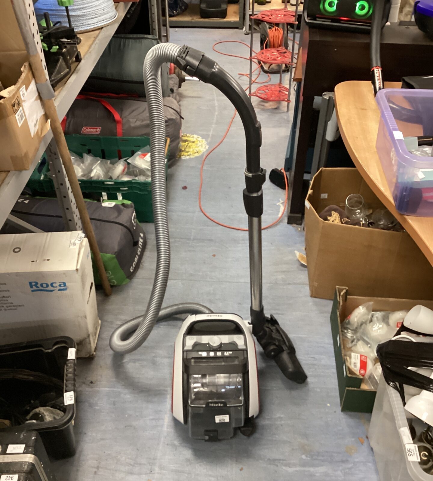 Miele liquid carpet cleaner (powers on)