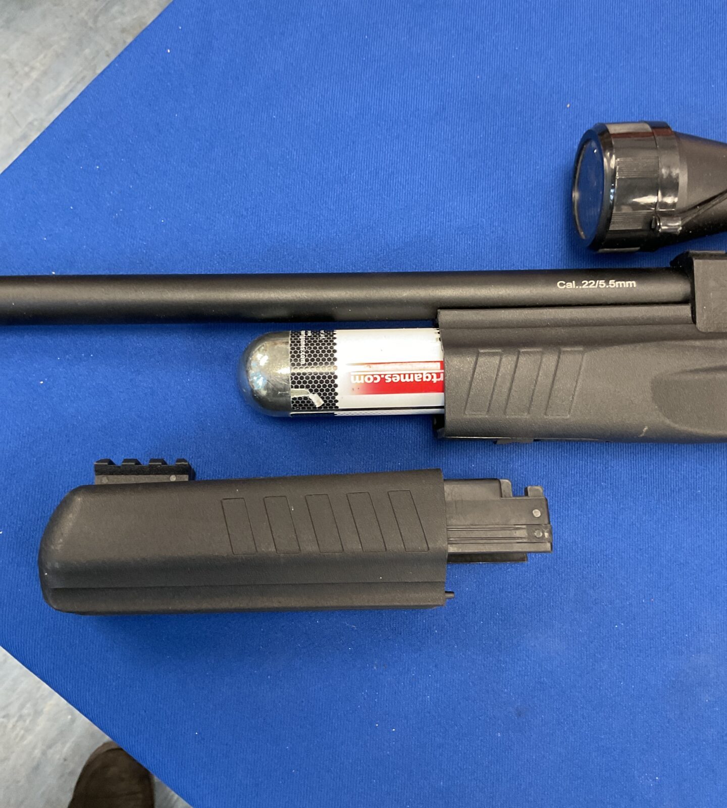 Milbro speedmaster tactical division 22cal co2, bolt action air rifle with 3-9x40 scope, magazines and co2 canister - Image 3